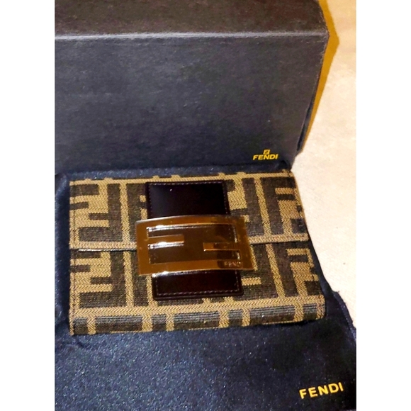FENDI Signature Trifold Wallet NIB - Picture 5 of 5